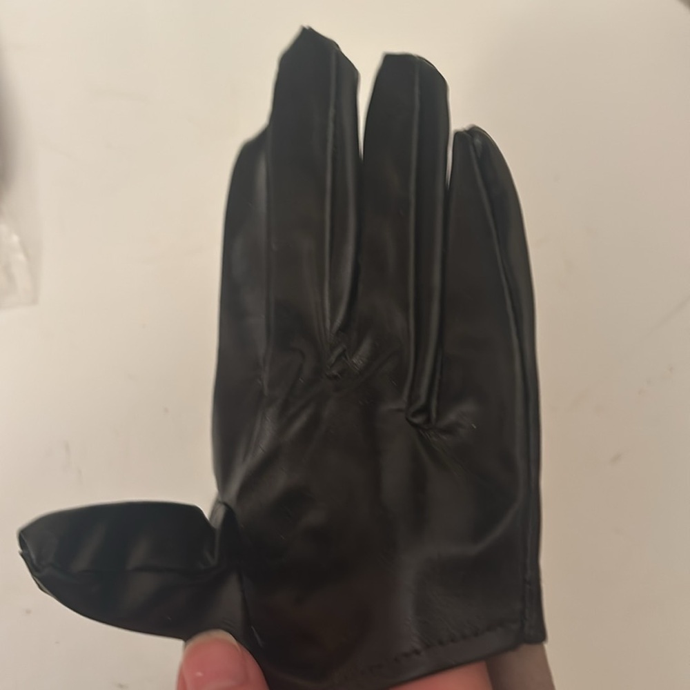 Leg Avenue Black Faux Leather Studded Cropped Gloves - Picture 7 of 8